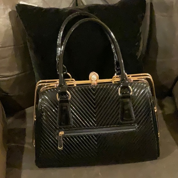 Patent leather black handbag with gold hardware and classic snap top closure - Picture 4 of 11